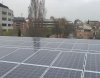 Imatge de les plaques instal·lades al sostre de la pèrgola del Parc Ramon Barnils