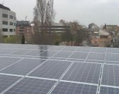Imatge de les plaques instal·lades al sostre de la pèrgola del Parc Ramon Barnils